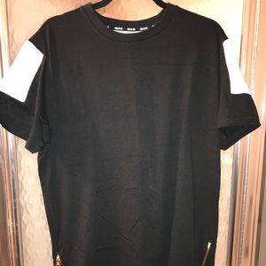 Men’s black and white Fishtail tee w/ gold zippers